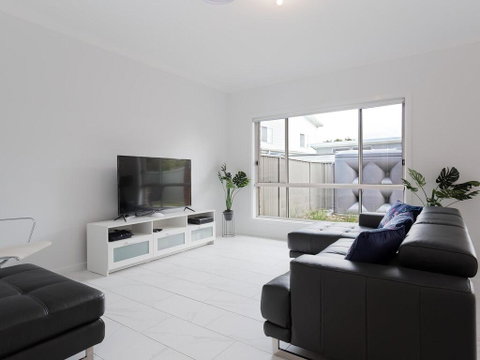 5B BENT STREET - LARGE HOUSE WITH DUCTED AIR CON, WIFI & FOXTEL - Accommodation Burleigh 1