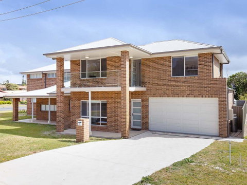 5B BENT STREET - LARGE HOUSE WITH DUCTED AIR CON, WIFI & FOXTEL - Accommodation Burleigh 0