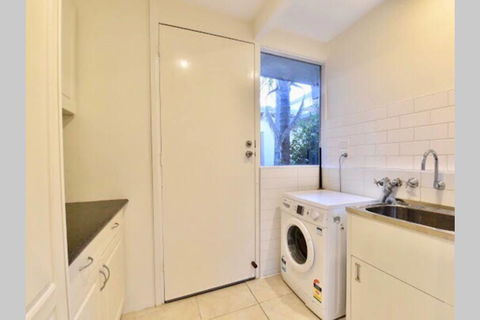6 Bedroom Beautiful And Comfy Family House - Accommodation Burleigh 2