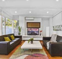 6 Bedroom Beautiful and Comfy Family House - Accommodation Burleigh