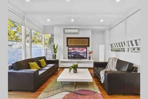 6 Bedroom Beautiful And Comfy Family House - Accommodation Burleigh 0