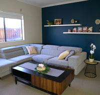 6 Bedrooms Contemporary Big House at Pakenhem - Accommodation Burleigh