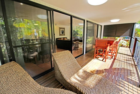 8 Springfield Avenue - Pet Friendly, Linen Included - Accommodation Burleigh 3
