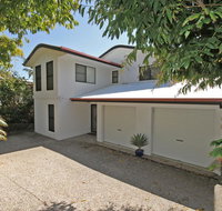 8 Springfield Avenue - Pet Friendly Linen Included - Accommodation Burleigh