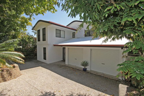 8 Springfield Avenue - Pet Friendly, Linen Included - Accommodation Burleigh 0