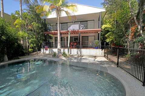 8 Springfield Avenue - Pet Friendly, Linen Included - Accommodation Burleigh 2