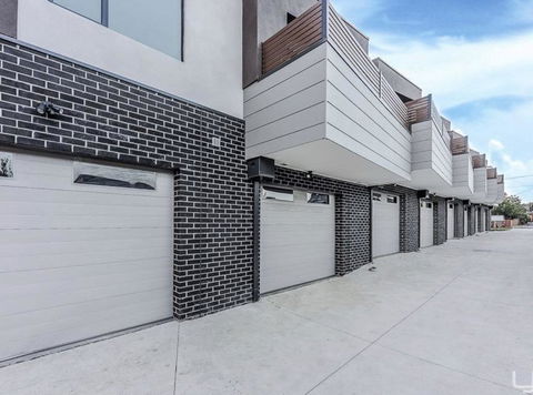 A Brand New Private Townhouse - Accommodation Burleigh 1
