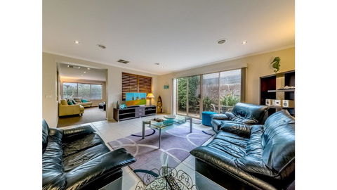 A TOUCH OF CLASS - PET FRIENDLY (OUTSIDE ONLY) - Accommodation Burleigh 1