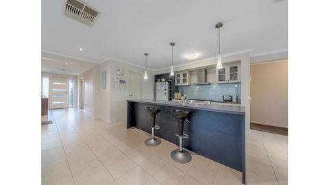 A TOUCH OF CLASS - PET FRIENDLY (OUTSIDE ONLY) - Accommodation Burleigh 3