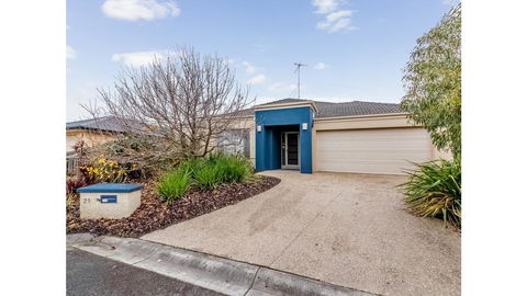 A TOUCH OF CLASS - PET FRIENDLY (OUTSIDE ONLY) - Accommodation Burleigh 0