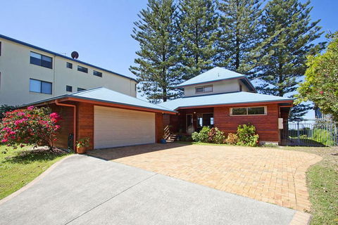 Absolute Beachfront At Hastings - Accommodation Burleigh 1