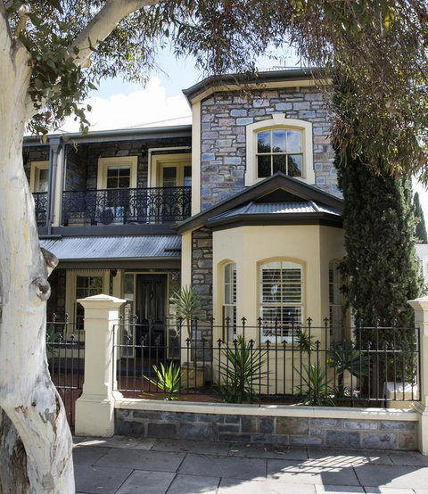 Adelaide Mackinnon - Accommodation Burleigh 3