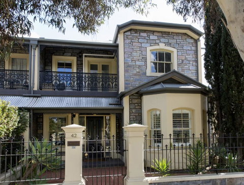 Adelaide Mackinnon - Accommodation Burleigh 1