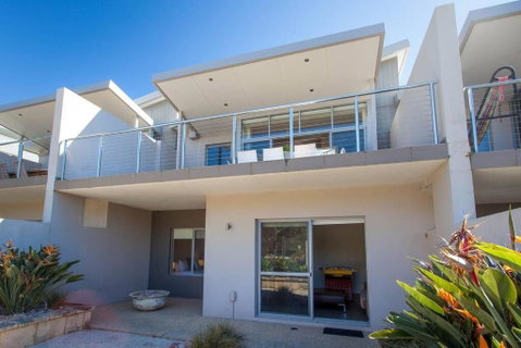 Eagle Escape I Private Properties - Accommodation Burleigh 1