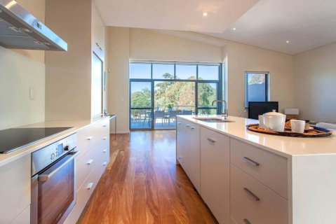 Eagle Escape I Private Properties - Accommodation Burleigh 3