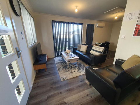Entire 2br, Hideaway - Accommodation Burleigh 4