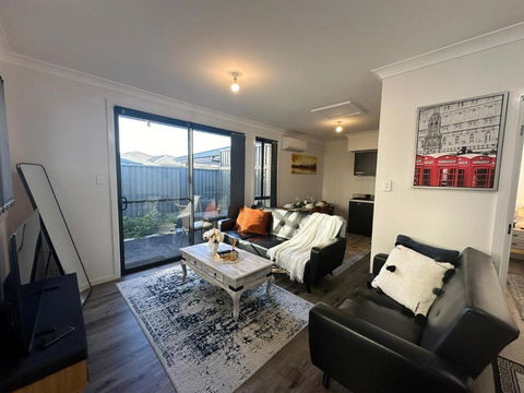 Entire 2br, Hideaway - Accommodation Burleigh 3