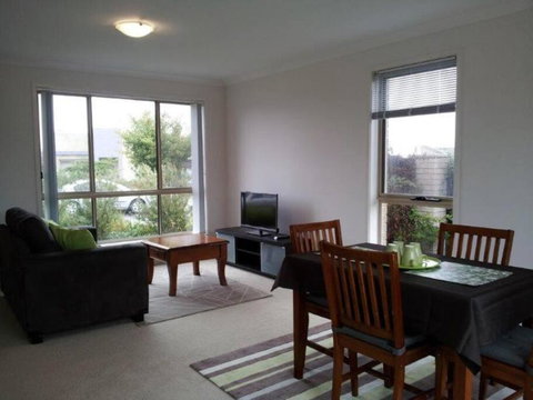 Entire 2BR Sunny House @Franklin, Canberra - Accommodation Burleigh 0