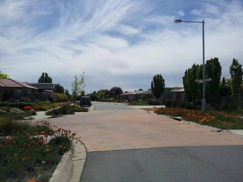 Entire 2BR Sunny House @Franklin, Canberra - Accommodation Burleigh 1