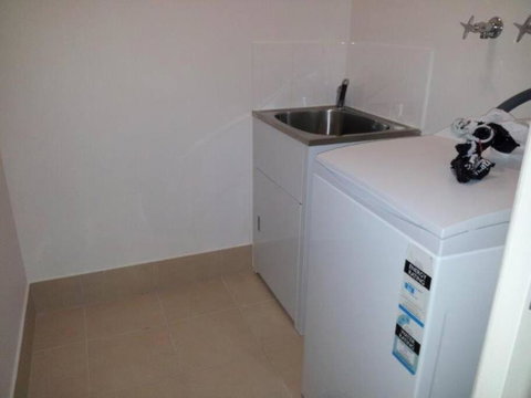 Entire 2BR Sunny House @Franklin, Canberra - Accommodation Burleigh 3