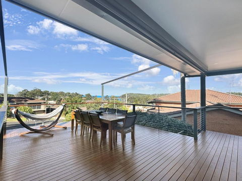 Fab 3-Bed Stay With Great Outdoors & Water Views - Accommodation Burleigh 1