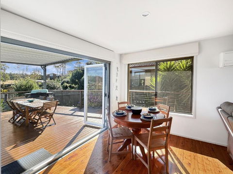 Fab 3-Bed Stay With Great Outdoors & Water Views - Accommodation Burleigh 4