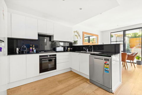 Fab Bondi 2-Bed With Courtyard & Alfresco Dining - Accommodation Burleigh 3