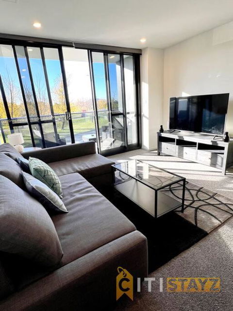 Fab In Phillip - 2bd 2bth Apt - Close To CBR Hospital - Accommodation Burleigh 4
