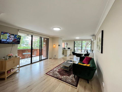 Fabulous 2 Bedroom Apartment, Secured Free Parking - Accommodation Burleigh 0