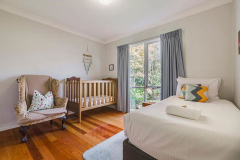 Family Friendly Art Deco Garden Patio WiFi WFH - Accommodation Burleigh 2