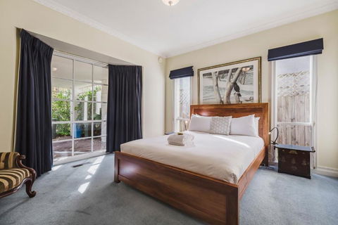 Family Friendly Art Deco Garden Patio WiFi WFH - Accommodation Burleigh 4
