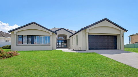 FLOATING ON THE CANALS - 80 COMMODORE CRES - Accommodation Burleigh 0