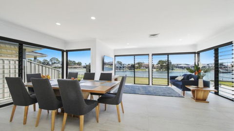FLOATING ON THE CANALS - 80 COMMODORE CRES - Accommodation Burleigh 1