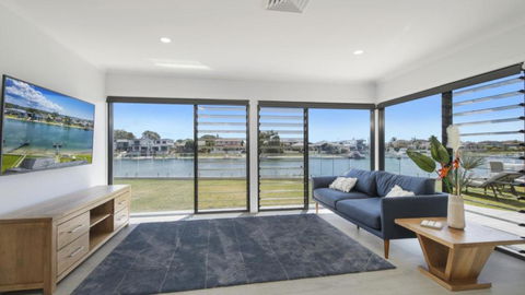 FLOATING ON THE CANALS - 80 COMMODORE CRES - Accommodation Burleigh 2