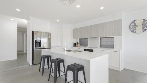 FLOATING ON THE CANALS - 80 COMMODORE CRES - Accommodation Burleigh 3