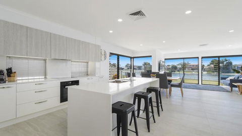 FLOATING ON THE CANALS - 80 COMMODORE CRES - Accommodation Burleigh 4
