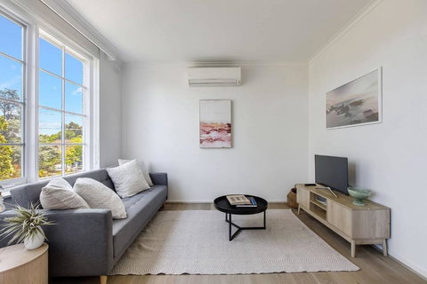 Golden Alma - A Radiant Escape Between City & Sand - Accommodation Burleigh 1