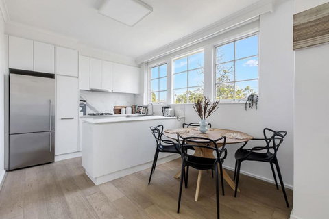 Golden Alma - A Radiant Escape Between City & Sand - Accommodation Burleigh 2