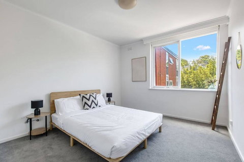 Golden Alma - A Radiant Escape Between City & Sand - Accommodation Burleigh 3