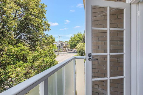 Golden Alma - A Radiant Escape Between City & Sand - Accommodation Burleigh 4