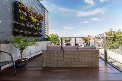 FUN&KY Parking 2 Patios WFH WiFi City Views - Accommodation Burleigh 1