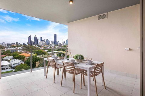 Gabba Oasis:Luxury 3BRM Apt Pool - Accommodation Burleigh 3