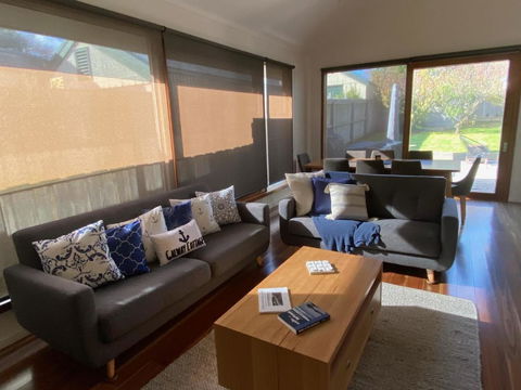 GALWAY COTTAGE - Accommodation Burleigh 0