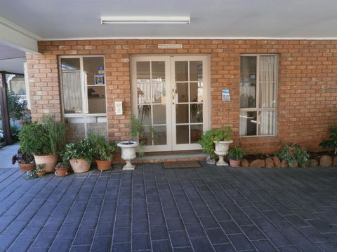 Golden Square Motor Inn - Accommodation Burleigh 2
