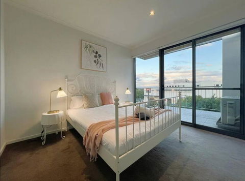 GW24-1 BATH 2 BR At The Glen With FREE Parking And Balcony - Accommodation Burleigh 0