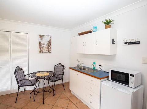 GORGEOUS STUDIO + 100M TO BEACH + POOL - Accommodation Burleigh 2
