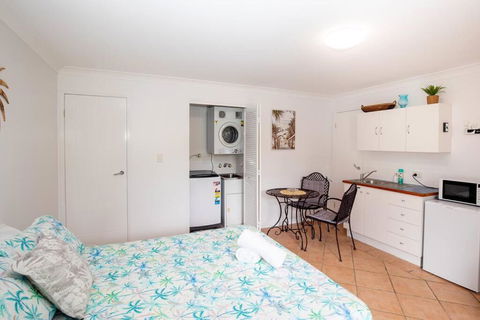 GORGEOUS STUDIO + 100M TO BEACH + POOL - Accommodation Burleigh 4
