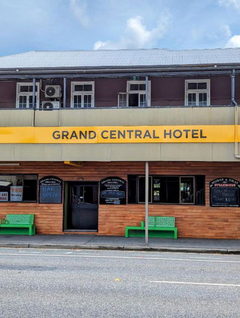 GRAND CENTRAL HOTEL PROSERPINE - Accommodation Burleigh 2