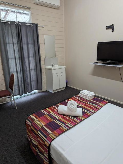 GRAND CENTRAL HOTEL PROSERPINE - Accommodation Burleigh 3