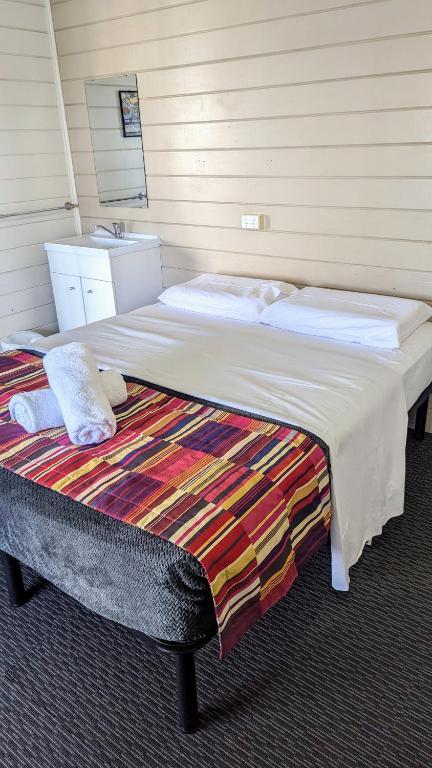 GRAND CENTRAL HOTEL PROSERPINE - Accommodation Burleigh 0